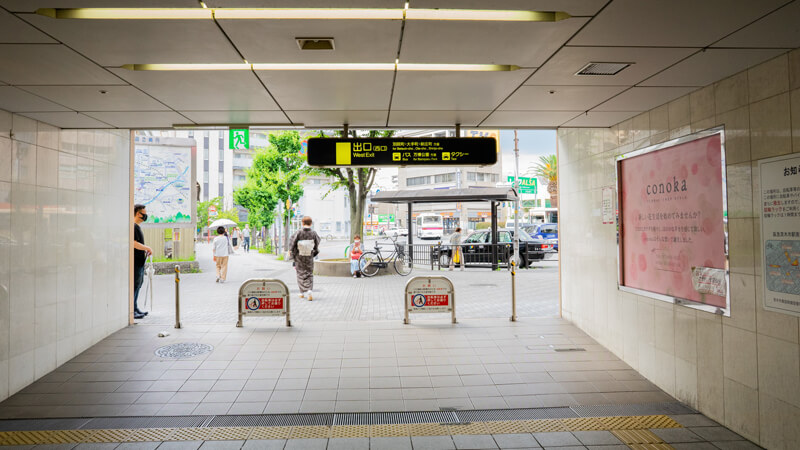 階段を降りて左手へ進み、タクシー乗り場のある「西出口」へ出てください。