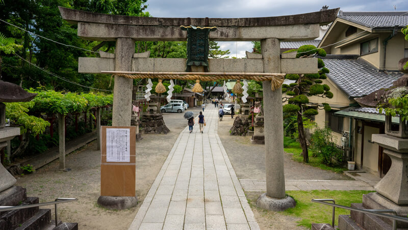 さらに進んでいくと、右手に「茨木神社」が見えます。