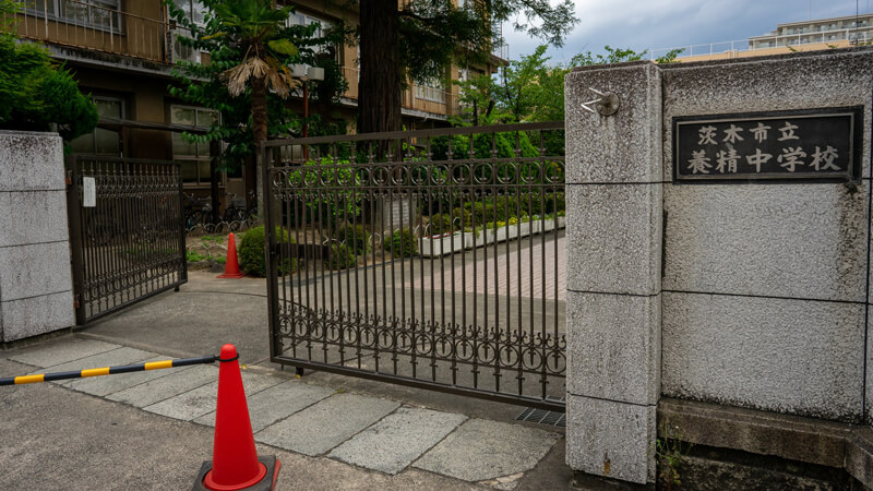 横断歩道を渡ったらまっすぐ進んでください。右手に「養精中学校」が見えます。