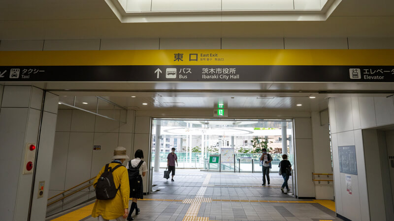 JR茨木駅の改札を出て右手の「東口」を下に降ります。