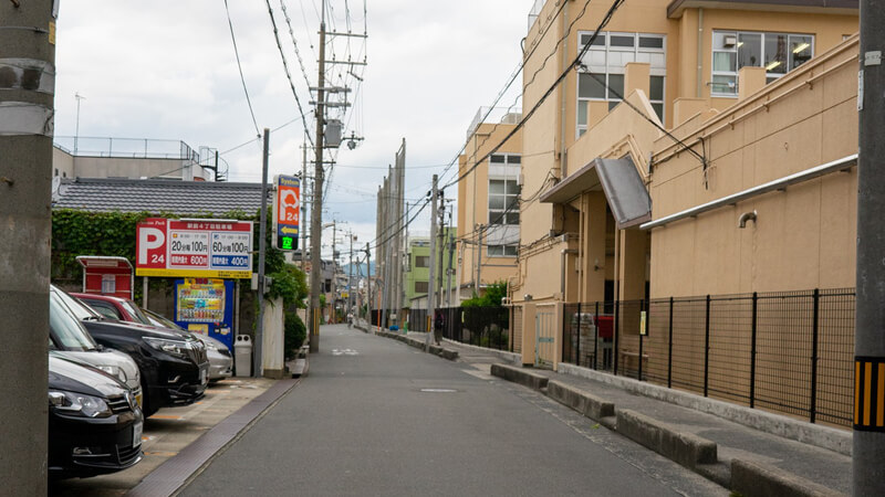 この道をまっすぐ進んでください。